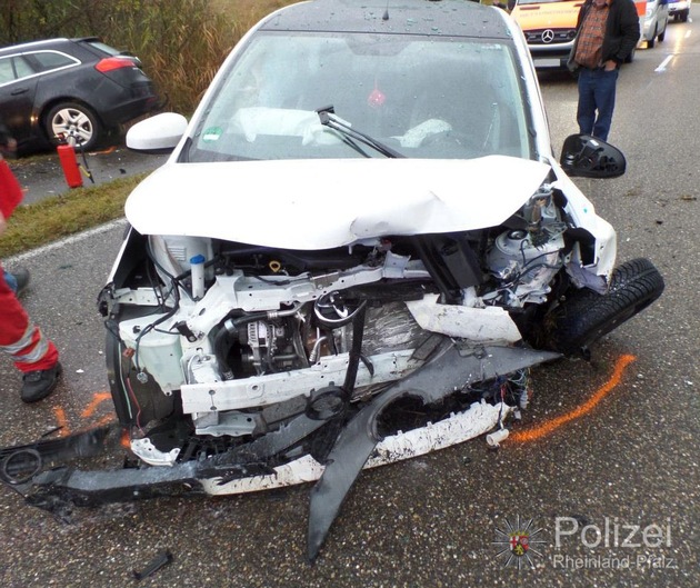 POL-PPWP: Überholmanöver in Kurve führt zu Unfall