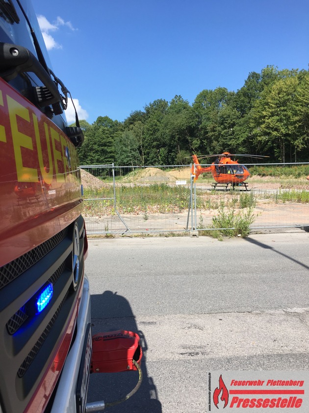 FW-PL: OT-Holthausen. Betriebsunfall erfordert Einsatz eines Rettungshubschraubers.