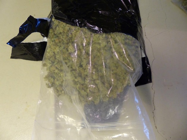 ZOLL-E: Zollfahndung Essen: Inflagranti erwischt
- Vier Festnahmen, fast 4 kg Marihuana, 95 gr Kokain, über 8.000 Euro Bargeld und ein Elektroschocker beschlagnahmt