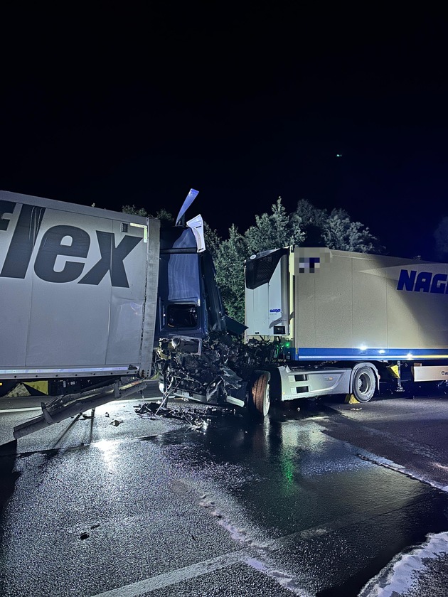 FW Helmstedt: Auffahrunfall mit zwei LKW