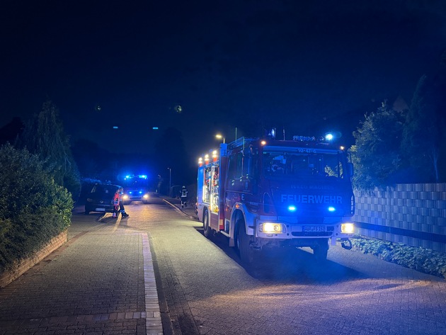 FW-AUR: Kleinstfeuer setzt Gebäudeteil unter dichten Rauch