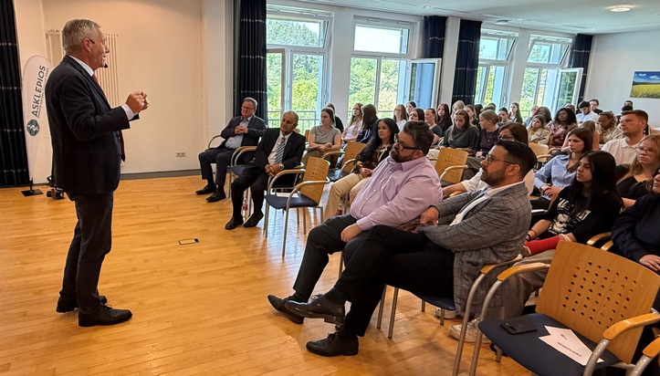 Alt-Bundespräsident Wulff diskutierte mit Schüler:innen und Pflege-Auszubildenden