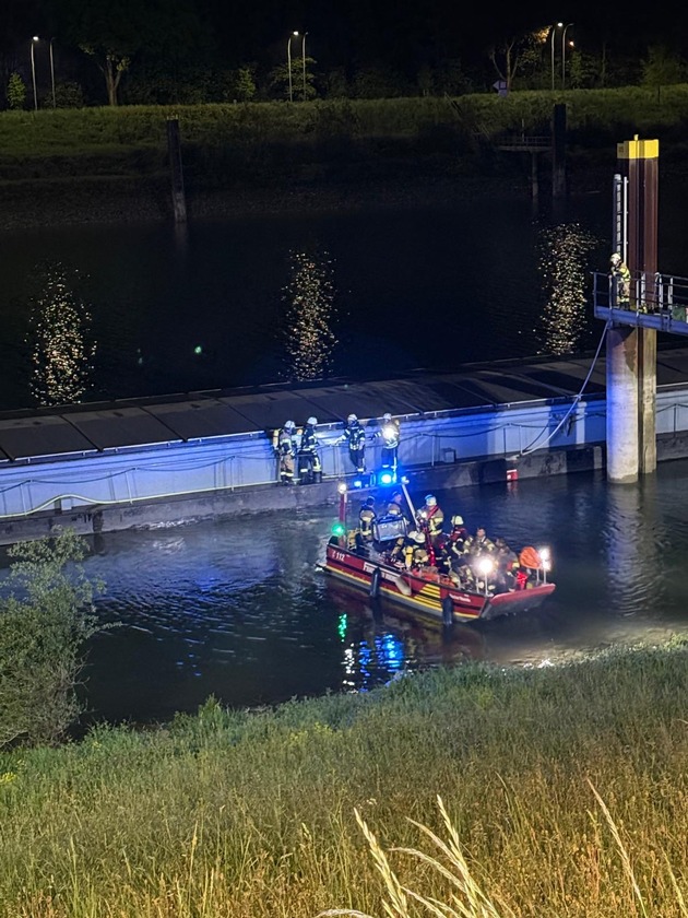 FW Voerde: Schiffsbrand auf dem Wesel-Datteln-Kanal