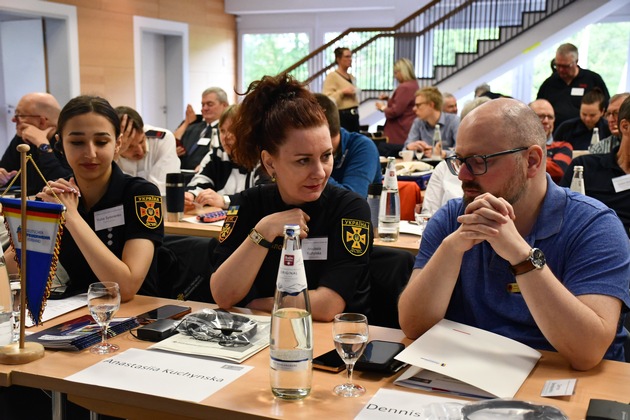 Einblicke zur Verarbeitung unmenschlicher Belastungen / Erfolgreiches 12. Symposium "Hilfe f&uuml;r Helferinnen und Helfer in den Feuerwehren"