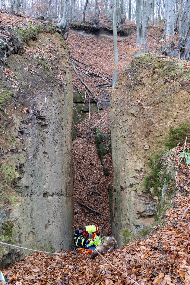 FW Porta Westfalica: 05.12.2025 - Absturz am Jakobsberg / 1 Person schwerverletzt