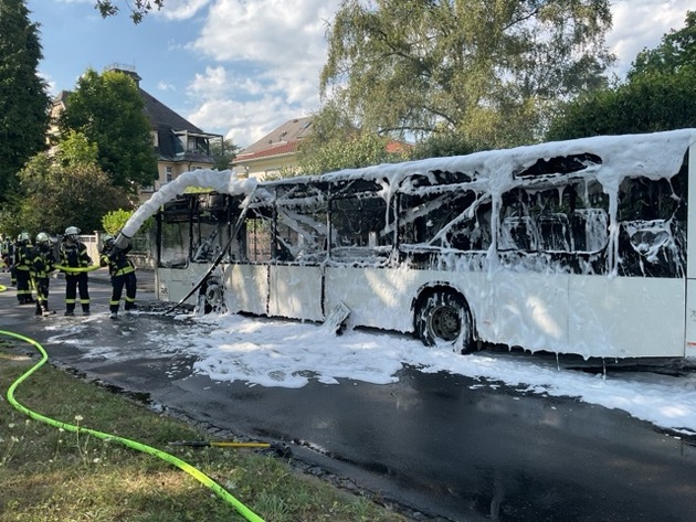 FW-BN: Erneut brennt ein Linienbus komplett aus - Keine verletzten Personen