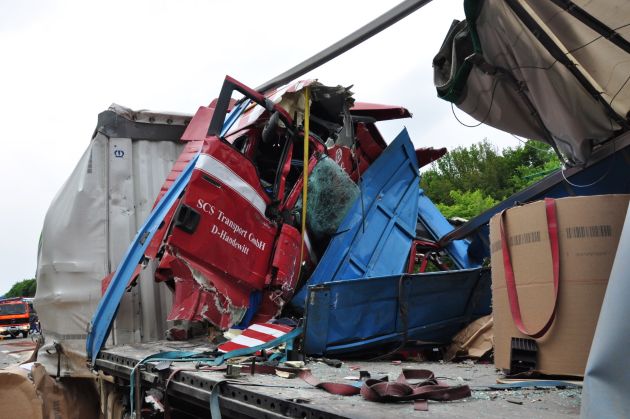 POL-WL: Verkehrsunfall mit tödlich verletztem Lkw-Fahrer +++ Lkw prallt auf Stauende