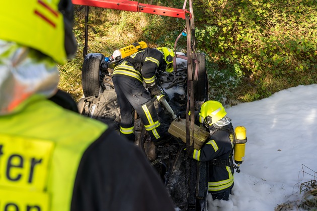 FW Flotwedel: PKW geht nach Verkehrsunfall in Flammen