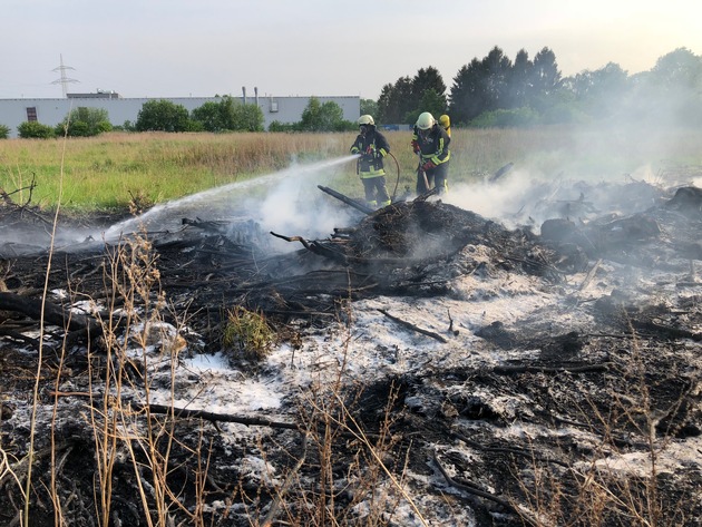 FW Lage: Feuer 1 / Brennt Strauchschnitt - 12.05.2018 - 18:09 Uhr