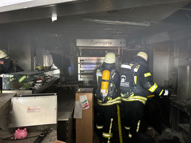 FW Voerde: Brand in einem Schnellrestaurant in Friedrichsfeld