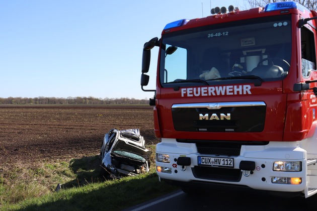 FFW Schiffdorf: Auto gerät in Seitengraben - Geestensether Straße zeitweise voll gesperrt