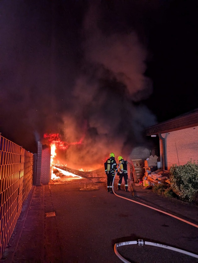 FW Bergheim: Feuerwehr löscht Garagenbrand in Bergheim PKW rechtzeitig ins Freie gefahren - Einsatz nach zwei Stunden beendet