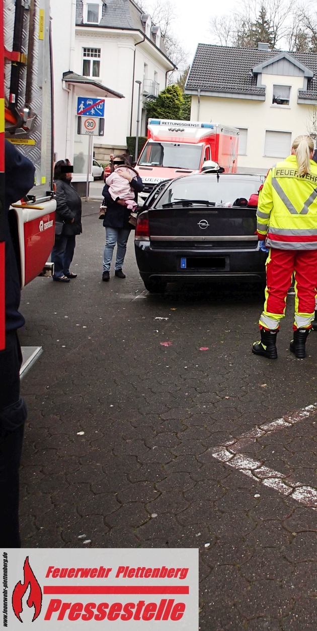 FW-PL: OT-Stadtmitte. Mutter setzt 2-jähriges Kind in PKW. Schlüssel fällt unbemerkt ins Auto. Türen verschließen sich.