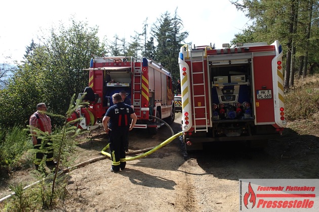 FW-PL: Waldgebiet Kirchlöh. Erneut stieg Rauch aus der Brandfläche aus. Nachlöscharbeiten. Feuerwehr möchte Bürger zu Achtsamkeit sensibilisieren.