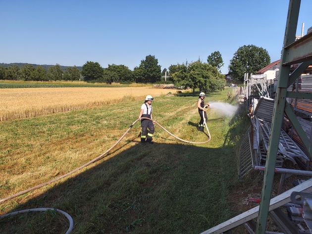 FW Stockach: Flächenbrand an Lagerfläche