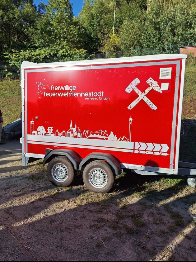 FW-OE: Feuerwehr Lennestadt übernimmt neuen Anhänger &quot;Grubenrettung&quot;
