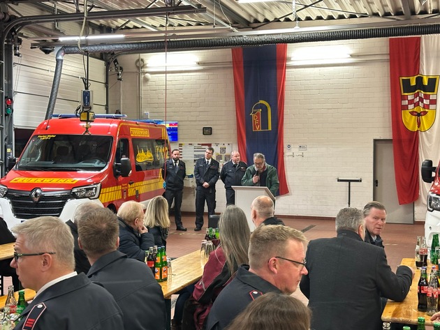 FW-EN: B&uuml;rgermeister &uuml;bergibt vier neue Mannschaftstransportfahrzeuge an die Feuerwehr Wetter (Ruhr)