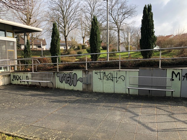 POL-MA: Sandhausen (Rhein-Neckar-Kreis): Graffiti an Gemeindebibliothek - Polizei sucht Zeugen