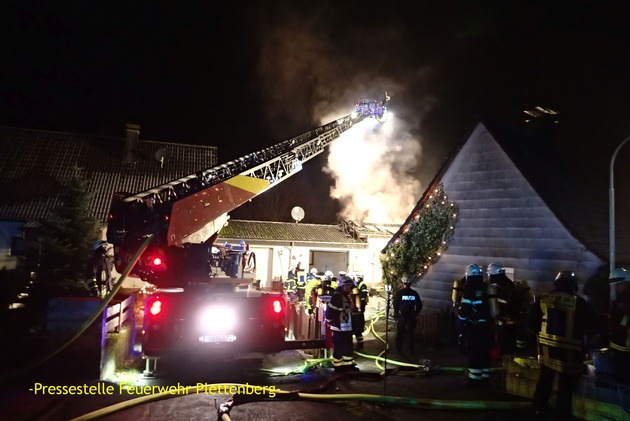 FW-PL: Folgemeldung.Wohnhaus komplett durch Brand zerstört. Bewohner war nicht zu Hause