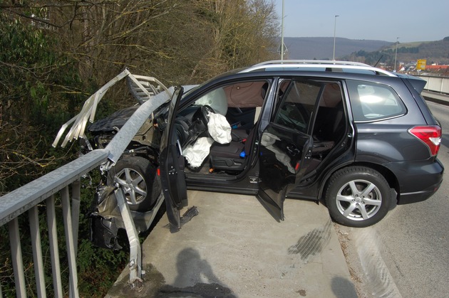 POL-PDKL: Brückengeländer fängt PKW

Verkehrsunfall