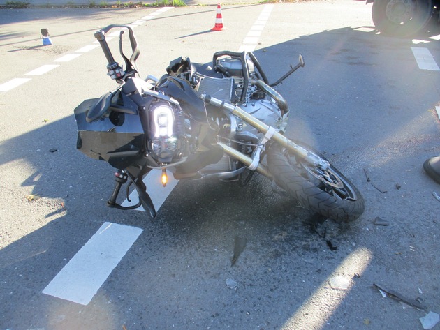 POL-RBK: Wermelskirchen - Motorradfahrer nach Zusammenstoß mit Pkw schwer verletzt