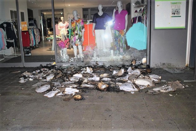 POL-PDTR: In Trierer Innenstadt: Zwei gleichzeitige Brände und beschädigte Lampen mit hohem Schaden
