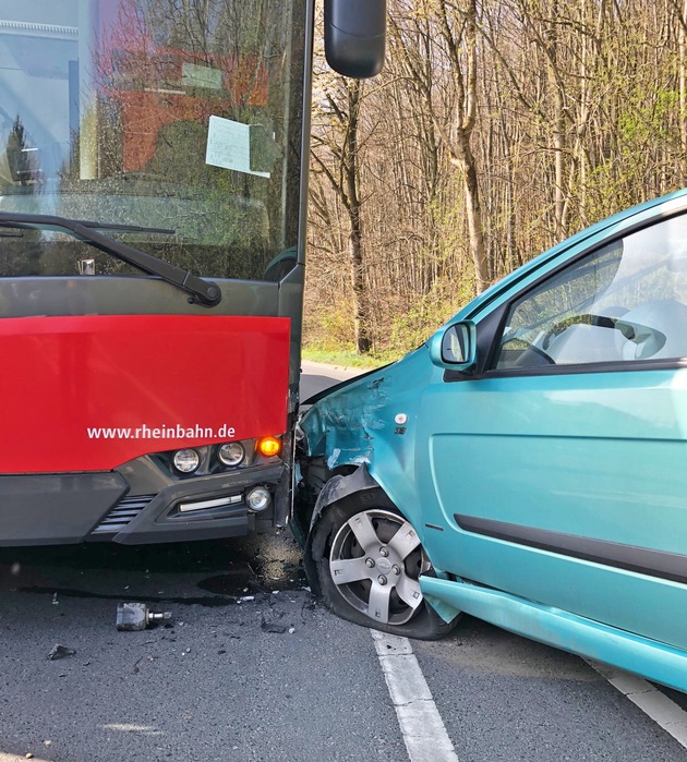 POL-ME: Hoher Sachschaden nach Verkehrsunfall - Wülfrath - 2203168