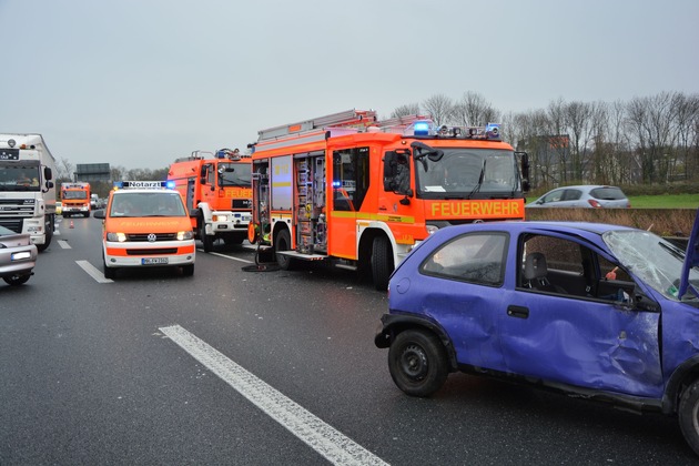 FW-MH: Zwei verletzte Personen bei Verkehrsunfall auf der A 40 mit drei beteiligten Fahrzeugen.