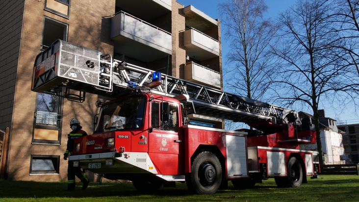 FW Celle: Celler Feuerwehr rettet Bewohner aus verrauchter Wohnung