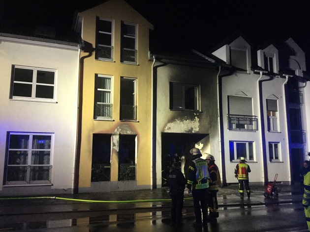 FW-BN: Gebäude wurde durch Brand schwer beschädigt