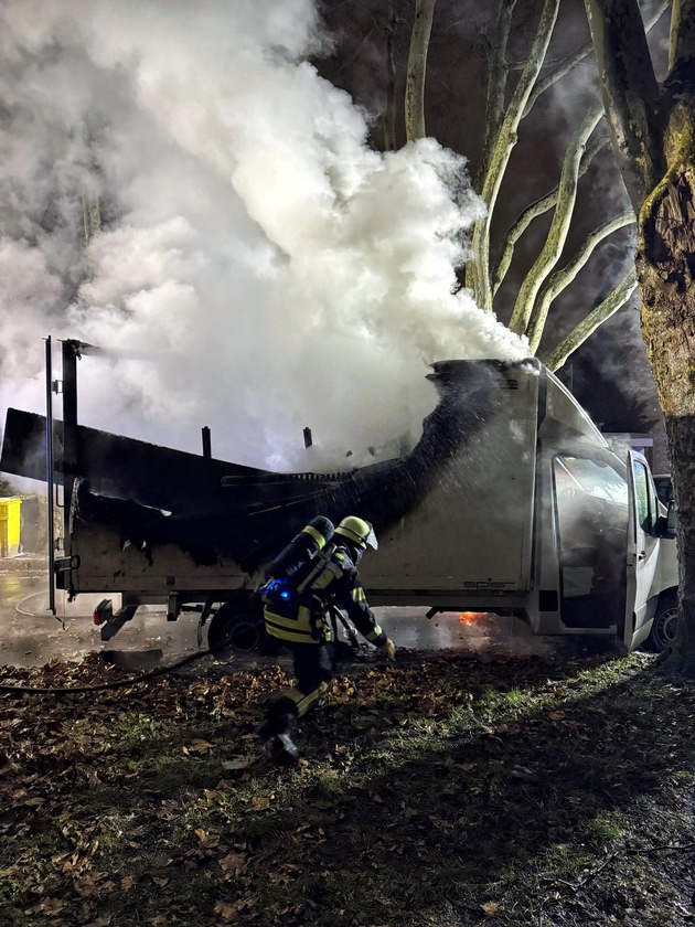 FW-NE: Kleinlaster in Vollbrand | Keine Verletzten