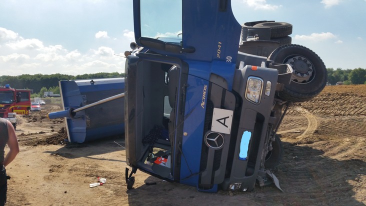 FW-GE: umgestürzter LKW auf ehemaligen Kokereigelände