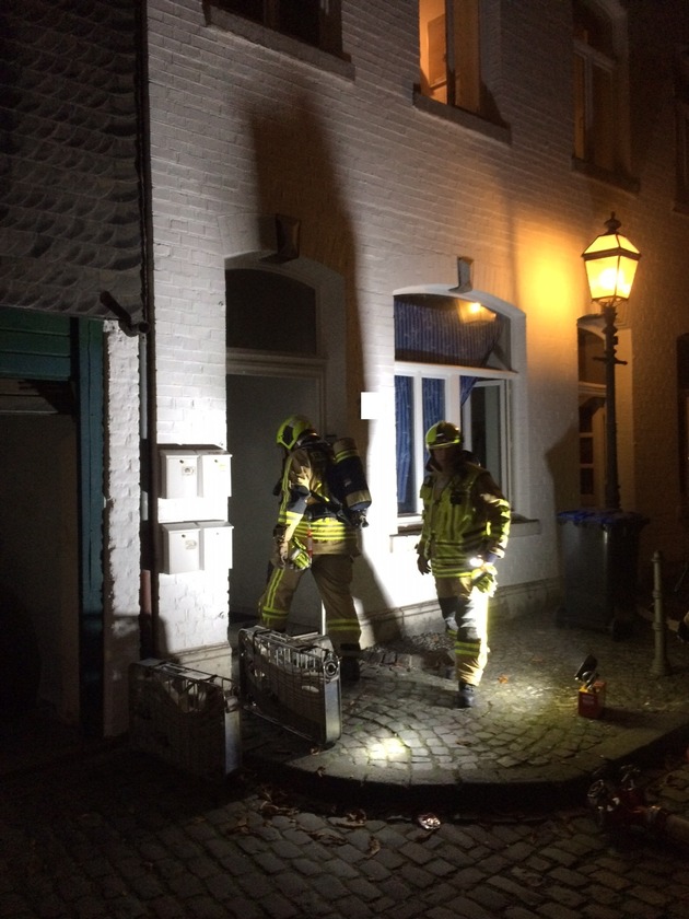 FW-Stolberg: Kellerbrand - acht Personen gerettet