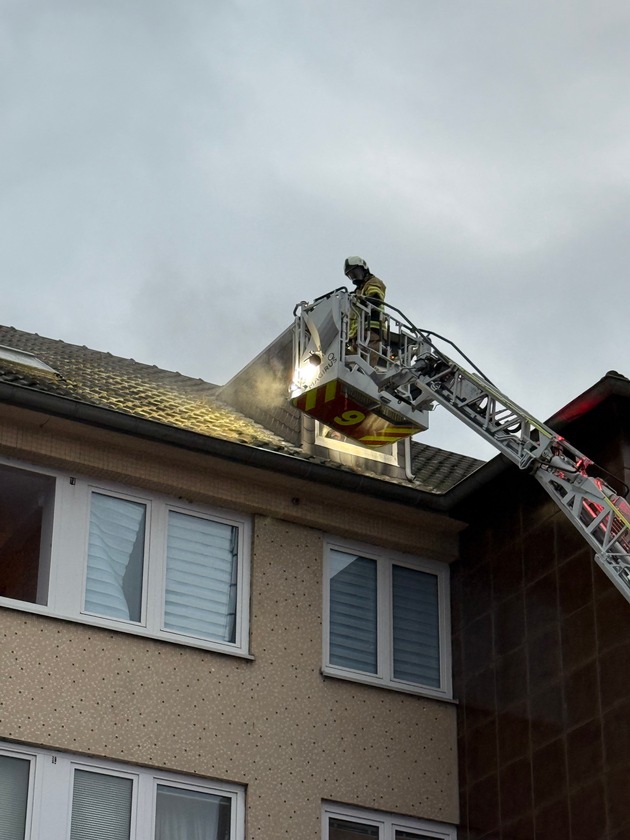 FW Mettmann: Brand in einer Dachgeschosswohnung