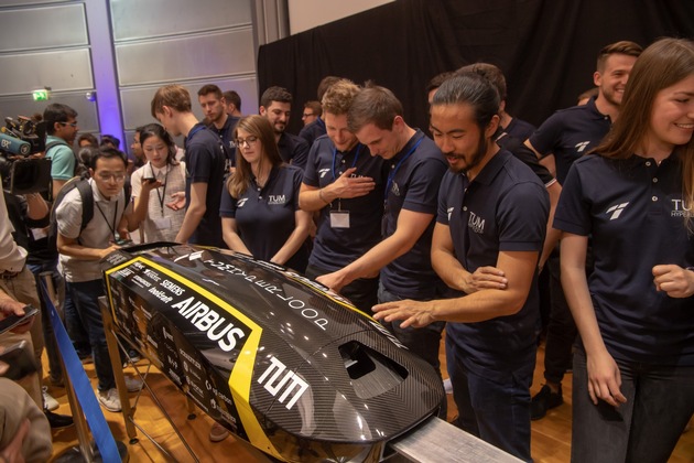 SGL Carbon/Pressemitteilung: SGL Carbon unterstützt Studententeam der Technischen Universität München bei Entwicklung einer einzigartigen Hyperloop-Kapsel aus carbonfaserverstärktem Kunststoff