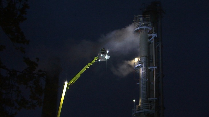 FW-GE: Nächtlicher Einsatz der Feuerwehr Gelsenkirchen in einer Industrieanlage in Gelsenkirchen Schalke