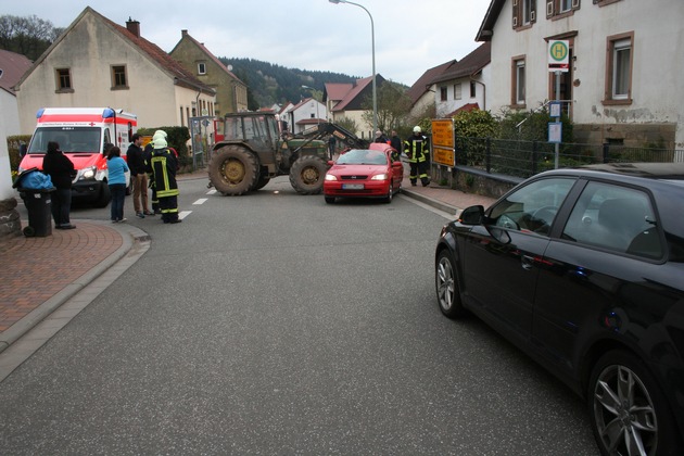 POL-PDKL: Unfall mit Traktor - Autodach aufgeschlitzt