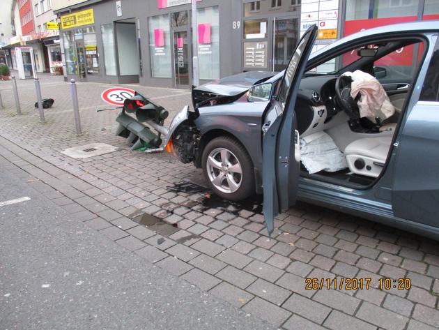 POL-HA: Hagen- Verletzter und hoher Sachschaden bei Verkehrsunfall