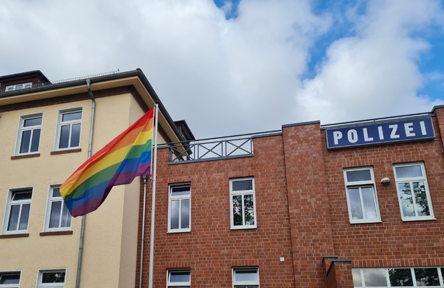 POL-NI: Landkreise Nienburg und Schaumburg - Behörden zeigen Flagge gegen Homo-, Bi-, Inter- und Transphobie