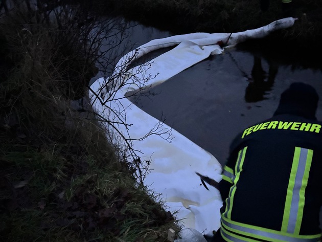 FW-AUR: Weitläufiger Ölfilm auf Gewässer