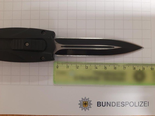 BPOL NRW: Bundespolizei stellt zwei verbotene Waffen im Hauptbahnhof sicher