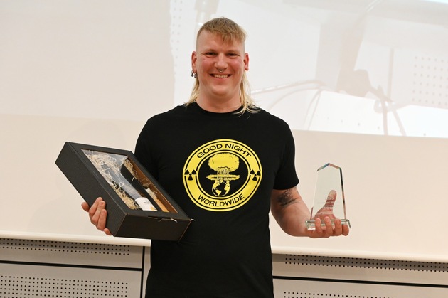 Böhmermann-Duell und Brückenbauer: Zweimal "Goldener Stachel" DBIB-Ehrenpreis für Unerschrockenheit und Engagement