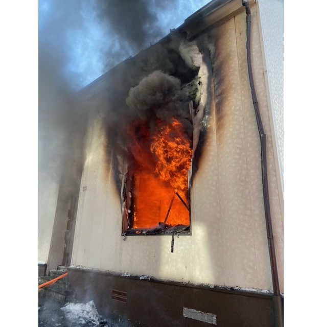 FW-MH: Zimmerbrand mit Person - Eine Person über tragbare Leiter gerettet