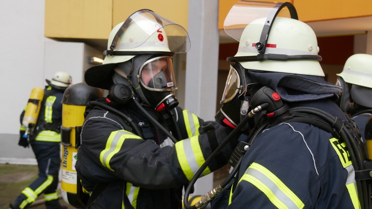 FW Celle: Wohnungsbrand im 6. OG eines Wohnkomplexes