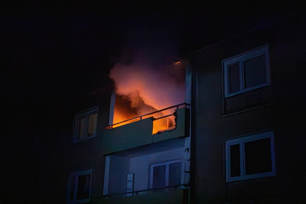 FW-MK: Brennender Balkon in der Nacht auf Mittwoch