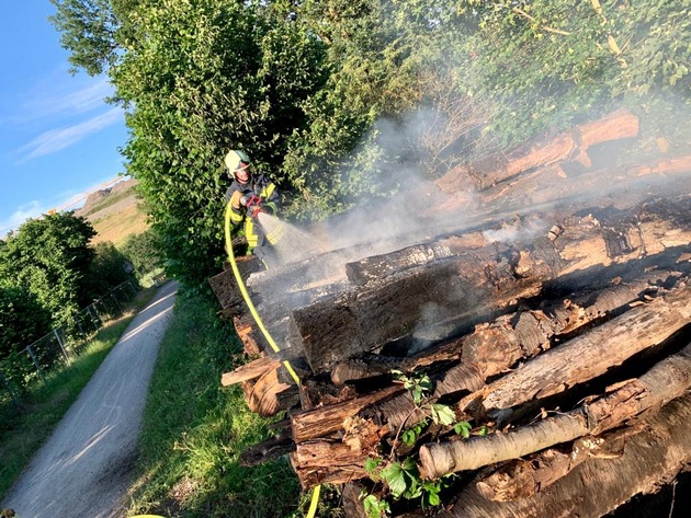 FW-GE: Zwei Brände in der Resser Mark und im Emscherbruch sorgen für Feuerwehreinsatz. / Holzstapel und vier Wohnwagen brennen im Stadtosten von Gelsenkirchen