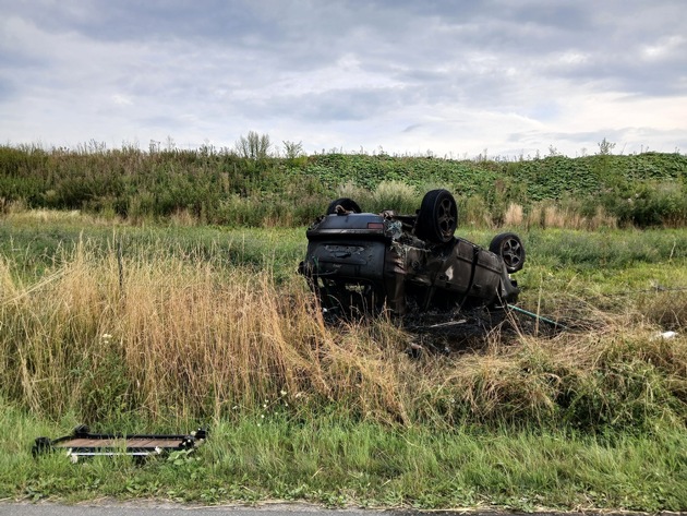 FW-AR: PKW nach Unfall in Vollbrand
