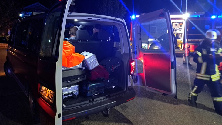 FW Lüchow-Dannenberg: +++ nächtliche Rettung auf der Elbe +++ &quot;Ulmer Schachtel&quot; läuft bei geringem Wasserstand auf Grund +++ Feuerwehr evakuiert über 30 Personen +++