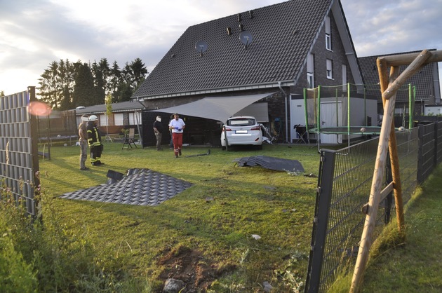 FW-KLE: Fahrer kracht in Hasselt mit Auto ins Wohnzimmer