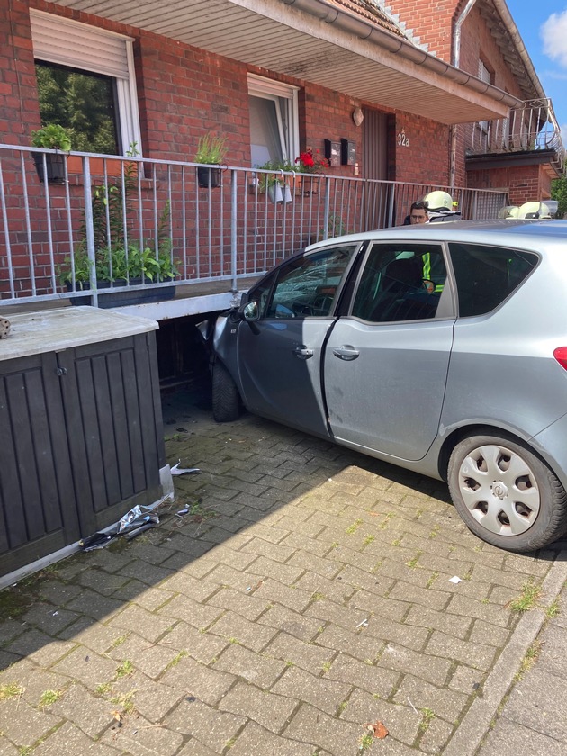 POL-COE: Nottuln, Mauritzstraße / Auto von Hauswand gestoppt